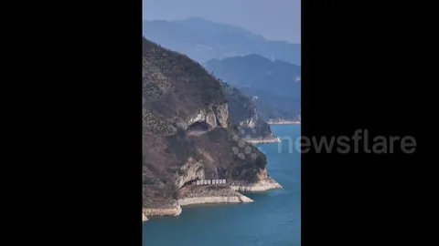 'Phát sốt' với ngọn núi ven sông nhìn xa giống chú chó đang nằm thư giãn