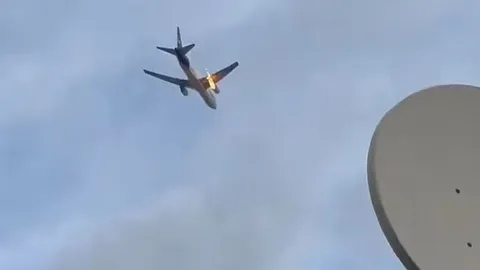 CLIP: 'Ớn lạnh' trước khoảnh khắc máy bay bốc cháy sau khi cất cánh do... chim đâm phải động cơ