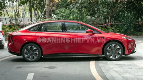 Xe sedan hạng D, công suất 282 mã lực, nội thất sang chảnh, giá ‘hạt dẻ’
