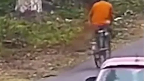 CLIP: Đang đạp xe, người đàn ông bất ngờ bị báo hoa mai vồ và cái kết khiến người xem thót tim