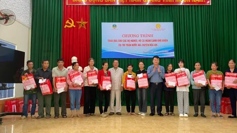 Chủ tịch VST trao quà cho các gia đình khó khăn tại huyện Hoà An - Cao Bằng