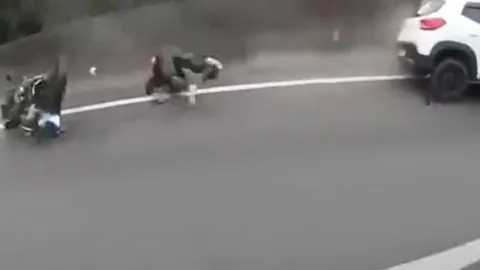 CLIP: Sau va chạm, người điều khiển xe phân khối lớn và ô tô lộn nhiều vòng trên đường nhưng cái kết mới gây chú ý