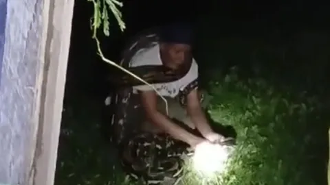 CLIP: Cố gắng bắt trăn gấm 'khủng', người đàn ông bị siết đến tử vong