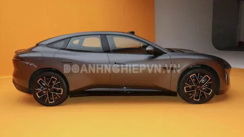 ‘Cực phẩm’ xe sedan dùng hệ thống treo khí nén, công suất 590 mã lực, giá từ 760 triệu đồng, so kè với Toyota Camry