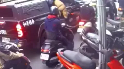 CLIP: Chó Pitbull bất ngờ nhảy khỏi ô tô, điên cuồng cắn người đi đường và cái kết