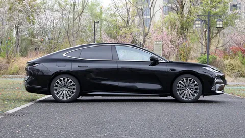 Xe sedan dài hơn 5 mét, công suất 375 mã lực, ‘uống xăng như ngửi’, giá gần 500 triệu đồng