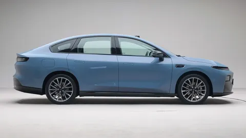 Xe sedan hạng C thiết kế bắt mắt, công suất 215 mã lực, giá hấp dẫn