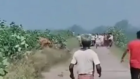 CLIP: Hổ dữ lao ra khỏi bụi rậm tấn công người đàn ông, dân làng hoảng loạn bỏ chạy