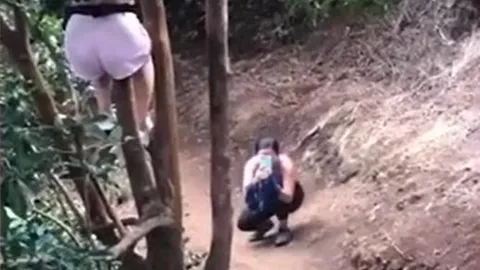 CLIP: Bị lợn rừng truy đuổi, cô gái làm ra hành động gây 'sốc'