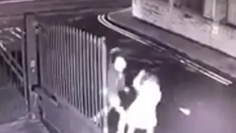 CLIP: Bị tên cướp cầm dao giật túi xách, người phụ nữ có màn xử lý cực 'đỉnh'