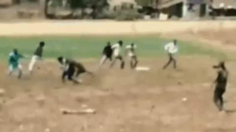 CLIP: Vừa được giải cứu, báo hoa mai đã lao lại tấn công ân nhân