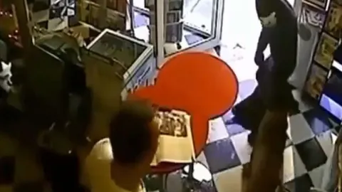 CLIP: Chó dũng cảm lao vào tên cướp có súng, cứu chủ thoát hiểm trong gang tấc