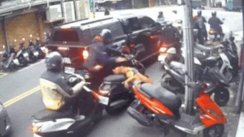 CLIP: Chó Pitbull bất thần lao từ ô tô xuống cắn người đi xe máy