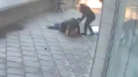 Giây phút kinh hoàng: Vợ bị chó becgie tấn công giữa phố, chồng dũng cảm lao vào giải cứu