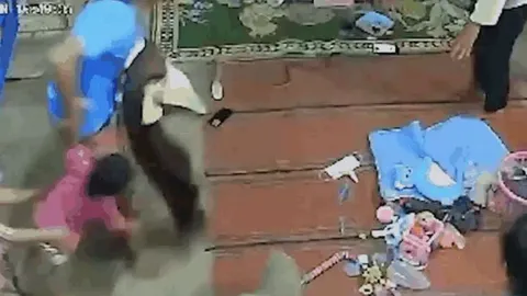 Mẹ phản xạ cực nhanh, cứu con khỏi bị rắn cắn