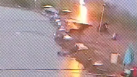 Đang thong thả câu cá, cần thủ bất ngờ bị sét đánh ngã ngửa và cái kết khó tin