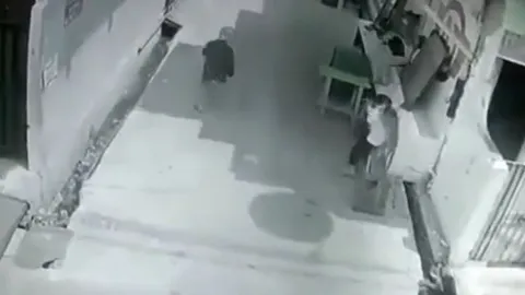 Bé trai bị khỉ hoang tấn công và màn giải cứu nghẹt thở