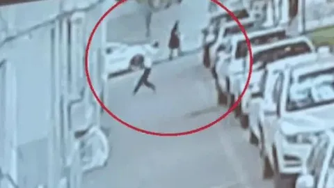 Khoảnh khắc sinh tử: Nam thanh niên ‘lấy thân mình’ đỡ bé 2 tuổi rơi từ tầng cao