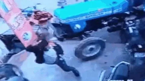 2 đứa trẻ nghịch dại lái máy kéo lao vào nhà dân, 3 người hoảng sợ bỏ chạy tán loạn