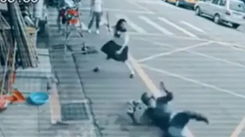 Giật túi xách trước mặt nữ cao thủ, tên cướp lĩnh đòn đau giữa đường