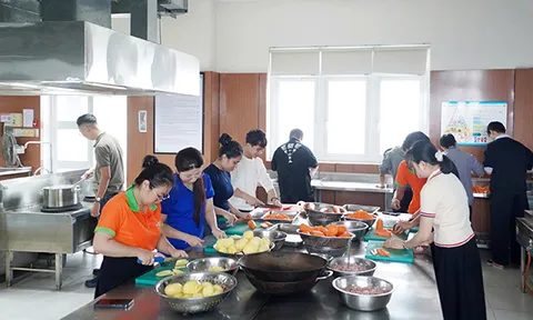 Sinh viên Đại học Đông Á hỗ trợ 600 suất ăn cho bệnh nhân vùng lũ