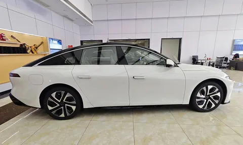 Xe sedan hạng E công suất 313 mã lực, công nghệ tiên tiến, giá hơn 440 triệu đồng