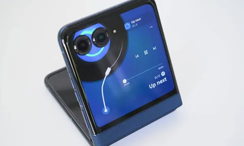 Smartphone màn hình gập, giá 19,99 triệu tại Việt Nam, cạnh tranh với Samsung Galaxy Z Flip7 5G