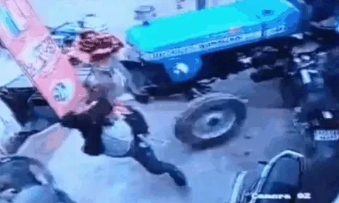 2 đứa trẻ nghịch dại lái máy kéo lao vào nhà dân, 3 người hoảng sợ bỏ chạy tán loạn