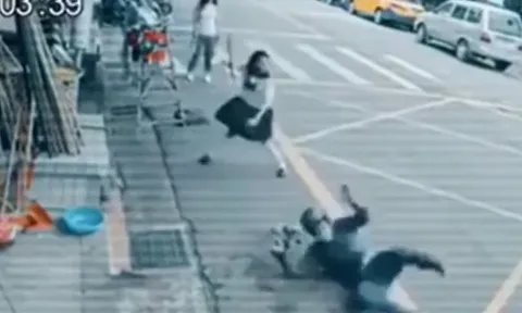 Giật túi xách trước mặt nữ cao thủ, tên cướp lĩnh đòn đau giữa đường