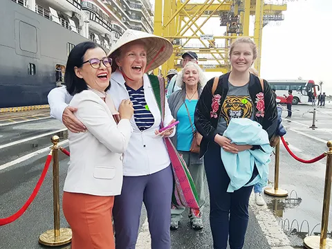 Du thuyền Noordam đưa gần 2.000 khách Âu, Mỹ “xông đất” Đà Nẵng năm mới