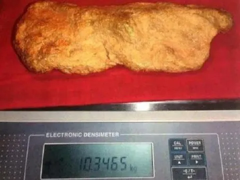 Nam công nhân đào được cục vàng nguyên khối trị giá hơn 10 tỷ đồng