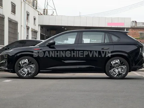 SUV dài hơn 4,9 mét, hệ thống treo khí nén, công suất 610 mã lực, giá gần 800 triệu đồng