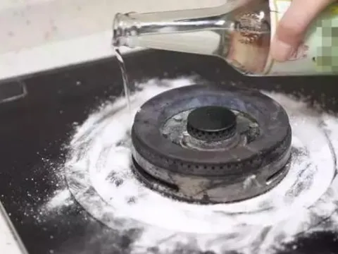 Đổ một ít giấm trắng lên bếp ga, tác dụng cực mạnh, giải quyết được nhiều vấn đề lớn trong gia đình