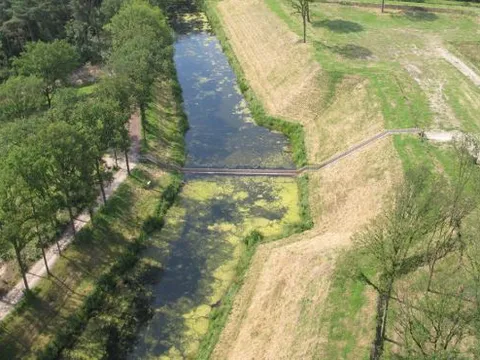 Cây cầu gỗ ‘tàng hình’ dưới mặt nước, được xây dựng theo cách đặc biệt để không bao giờ bị ngập