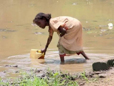 Châu Phi có lượng nước ngầm nhiều gấp 100 lần bề mặt! Tại sao người dân không đào giếng mà phải đi tìm nước khắp nơi?