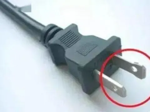 Bí mật về chiếc lỗ nhỏ trên phích cắm điện mà 99% người dùng không hề hay biết, hóa ra lại siêu hữu ích