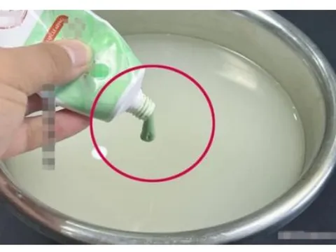 Đừng vứt nước vo gạo nữa. Thêm một ít kem đánh răng vào nó sẽ có tác dụng mạnh mẽ và giải quyết được nhiều vấn đề trong gia đình.