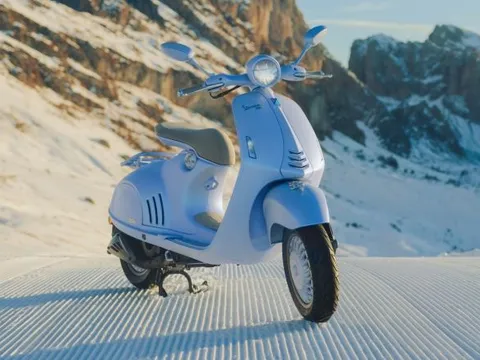 Vén màn Vespa 946 phiên bản 'bạch xà' đón Tết Ất Tỵ, về Việt Nam dễ có giá ngang ô tô