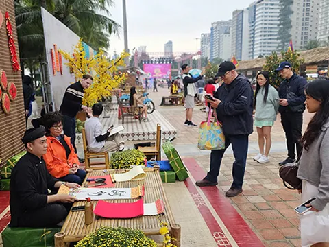 Không gian Tết Việt bên bờ biển Đà Nẵng thu hút du khách