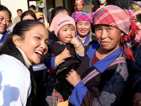 Hoa hậu H’Hen Niê giã bột, làm bánh dày cùng bà con tại Yên Bái