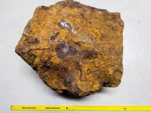 Người đàn ông đào được cục đá lớn sau nhà, tưởng đồ vứt đi nào ngờ là ‘trầm tích vũ trụ’ trị giá 115 tỷ đồng