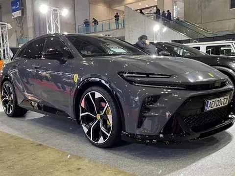 Ngắm Toyota Crown độ phong cách Ferrari