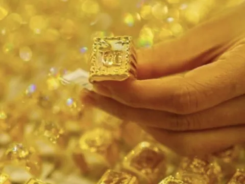 Giá vàng hôm nay ngày 3/2/2025: Giá vàng tăng ‘điên cuồng’, người dân choáng váng trước giá vàng nhẫn, vàng miếng SJC