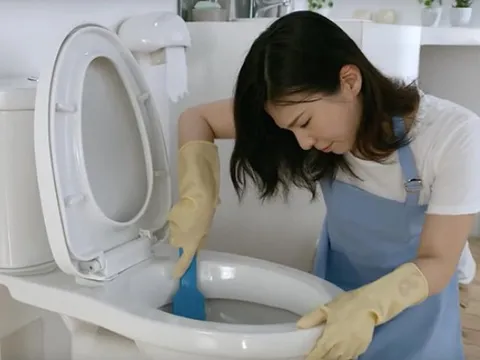 Cách khử mùi hôi bồn cầu cực kỳ hiệu quả mà không tốn kém, chỉ cần nước vo gạo và kem đánh răng