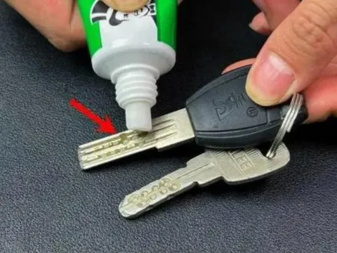 Việc bôi kem đánh răng lên chìa khóa thực sự rất hữu ích, hàng xóm đã học được điều đó