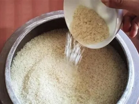 Các cụ dặn không sai: 'Gạo trong thùng gốm giàu 3 họ, gạo đựng thùng nhựa khó 3 đời', rất nhiều nhà đang đựng gạo thùng nhựa