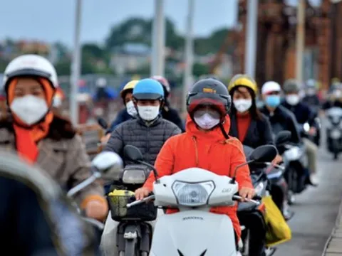 Thời điểm miền Bắc hết nồm ẩm, thời tiết Hà Nội lại thay đổi khác biệt, người dân chú ý khi ra đường