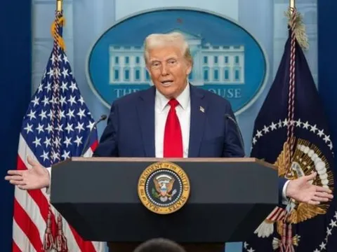 Ông Trump đưa ra quyết định khiến thế giới hỗn loạn, giá vàng và đồng USD hưởng lợi cực lớn