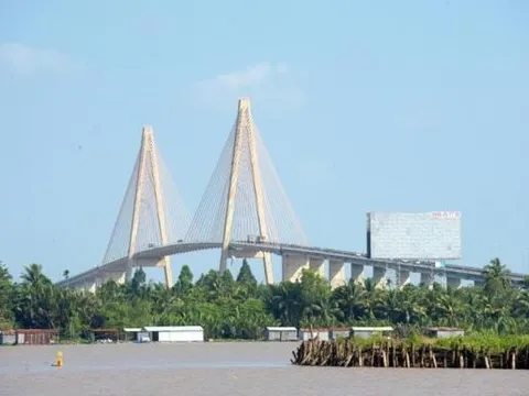 Đây là cây cầu dây văng từng nắm giữ kỷ lục dài nhất cả nước với kinh phí 1.400 tỷ đồng, là cây cầu đầu tiên do Việt Nam thiết kế và thi công