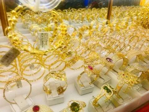 Giá vàng ngày 14/2/2025: Vàng trong nước bật tăng mạnh trước thềm lễ Tình nhân 